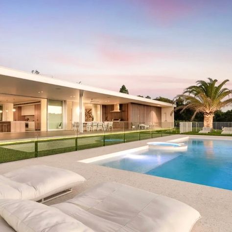 10 Sensational Palm Springs Style Houses For Photoshoots And Filming - Pure Locations Palm Springs Patio, Palm Springs Aesthetic, Breeze Block Wall, Sunset House, Yellow Front Doors, Palm Springs House, Palm Springs Home, Rural Land, Palm Springs Style