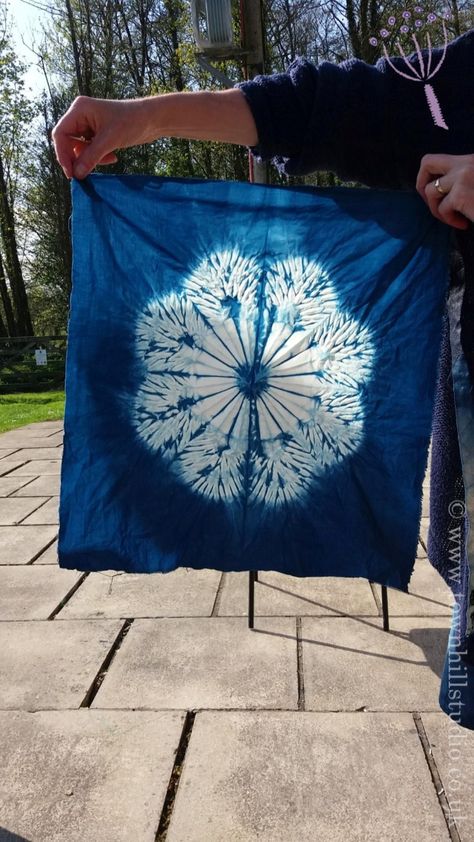 shibori majestic flower Shibori Dye, Shibori Diy, How To Tie Dye, Fabric Dyeing Techniques, Tie Dye Techniques, Shibori Designs, Shibori Fabric, Shibori Pattern, Tie Dye Crafts