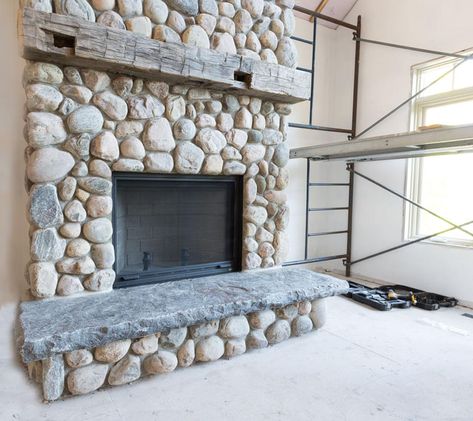 23 Gorgeous Home Decor Ideas With River Rocks Fireplace Rock, Fireplace Hearth Stone, River Rock Fireplace, Ranch Retreat, Fireplace Makeovers, Hearth Fireplace, River Rock Fireplaces, Eldorado Stone, Stone Hearth