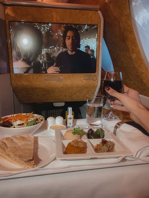 Classic dinner on Emirates business class Emirates Airline Business, Buissness Class Emirates, Emirates Business Class Aesthetic, Emirates Business Class Seats, Business Class Emirates, Business Class Flight Aesthetic, Emirates Aesthetic, Emirates Business, Air Aesthetic