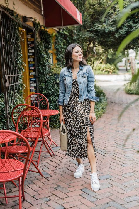 Leopard print midi dress+denim jacket+white sneakers+beige handbag+gold pendant necklace. Summer Casual Date Outfit 2019 Denim Jacket Trend, Floral Dress Winter, Coloured Denim Jacket, Comfy Airport Outfit, Girl Smiling, How To Wear Sneakers, Campus Outfit, Look Casual Chic, Denim Jacket Outfit