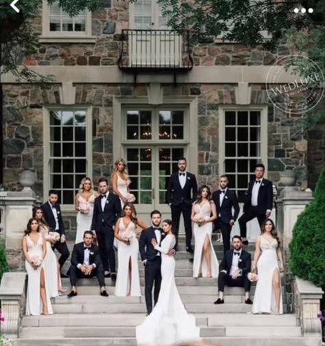 Unique Family Wedding Photos Group Shots, Wedding Poses For Family Group Photos, Wedding Party Photos Stairs, Wedding Party Stairs Photo, Serious Wedding Party Photos, Wedding Pictures On Stairs, Bridal Party Stairs Photos, Wedding Photos Height Difference, Fun Group Wedding Photos