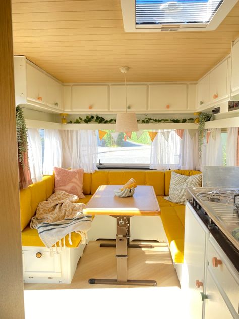 Målat om, bytt knoppar och klätt om dynorna 🌟 Yellow Camper Interior, Planet Caravan, Caravan Interior Makeover, Popup Camper Remodel, Caravan Vintage, Mini Caravan, Caravan Decor, Caravan Makeover, Vintage Camper Remodel