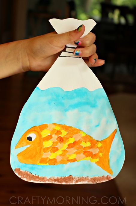 Goldfish in a Bag Painting (Kids Craft) - Crafty Morning Goldfish In A Bag, Diy With Kids, Classe D'art, Crafty Morning, Kids Painting Crafts, Bag Craft, Ocean Crafts, Daycare Crafts, Kindergarten Art