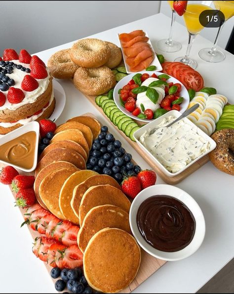 Ladies Brunch Food Ideas, Brunch Boards Ideas, Ladies Brunch, Brunch Menu, Snacks Für Party, Buffet Food, Brunch Party, Food Platters, Breakfast Recipes Easy