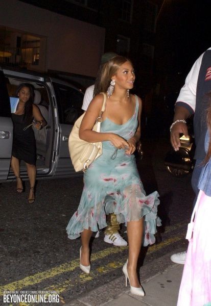 Nobu Restaurant, Restaurant In London, Beyonce Outfits, Beyonce Style, 00s Fashion, Online Photo Gallery, Beyonce Queen, Hip Hop Style, 2000s Fashion Outfits