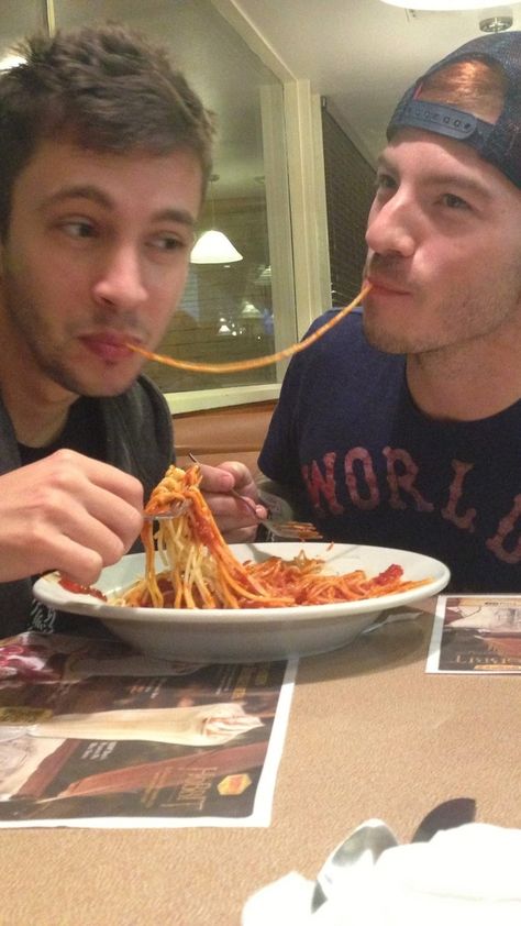 Tyler Y Josh, Twenty On Pilots, Twenty One Pilots Wallpaper, Twenty One Pilots Aesthetic, Tyler And Josh, 21 Pilots, Tyler Joseph, Lady And The Tramp, One Pilots