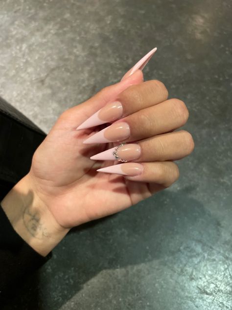 Light Pink Nails Acrylic Stilettos, Staleto Nails Pink, Pink French Tip Stiletto Nails, Nails With Pink French Tip, Stiletto Nails Medium Length, Medium Stiletto Acrylic Nails, Light Pink Stiletto Nails, French Tip Nails Stiletto, Medium Length Stiletto Nails