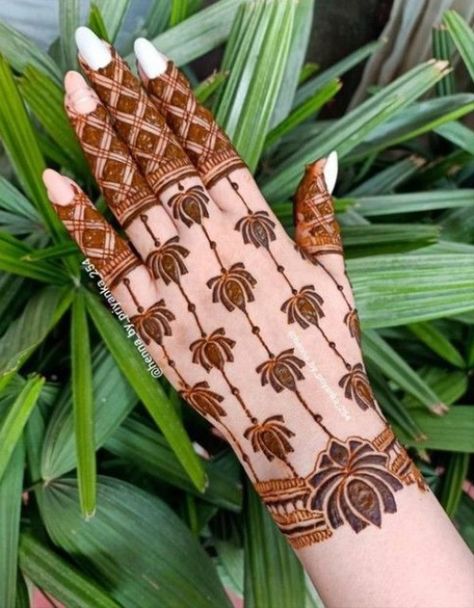 Latest 50 Karwa Chauth Mehndi Designs For Hands - Tips and Beauty Simple Mehndi Decor, Arabic Mehndi Designs Back, Arabic Mehndi Designs Back Hand, Mehndi Designs Back Hand, Mehndi Designs Back, Engagement Mehendi, Mehndi Arabic, Mehndi Designs Simple, Front Mehndi Design