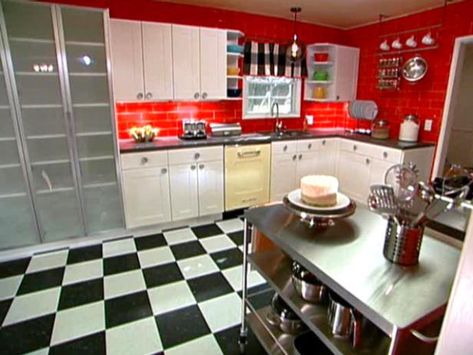 Angelo helps desperate homeowners create a 1950s atomic retro kitchen. From the experts at HGTV.com. 50s Themed Kitchen, Coca Cola Kitchen Ideas, Fun Kitchens, Coke Kitchen, Diner Kitchen, Coca Cola Kitchen, Ikea Raskog, Coca Cola Decor, Moms Kitchen