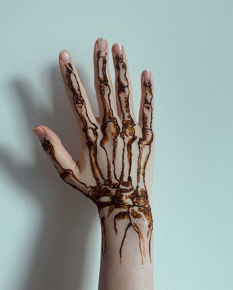 exoskeleton ⚡️lil non traditional henna design never hurt anybody 👽 #henna #skeleton #hennaarchive Non Traditional Henna, Henna Skeleton, Traditional Henna Designs, Cute Henna Tattoos, Henna Inspired Tattoos, Traditional Henna, Cute Henna, Henna Tattoo Designs Hand, Sharpie Tattoos