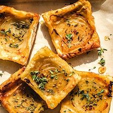 Puff Pastry Appetizers, Pastry Appetizer, Onion Tart, Cheese Puff Pastry, Puff Pastry Tart, Savory Tart, Pastry Tart, Savory Appetizer, Gruyere Cheese