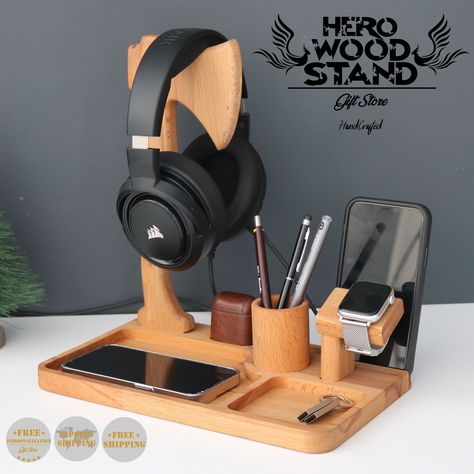 AX Design Wooden Headphone Holder, This Headphone Holder is the perfect gift idea for gamers,  Computer workers or anyone looking to organize their game room. It is made of high quality material and is available in several different colors. *Made of high quality real Hard Beech Wood, natural colored oil is used. * Headphone hanger, phone or tablet holder, airpods stand, pen holder, smart watch, All in one. *Easy to assemble, consists of a total of 4 parts. *Personalization is free. Width: 17.5cm Gift Wood Ideas, Wooden Holder Ideas, Diy Wood Headphone Stand, Headset Stand Wood, Wooden Headphone Stand, Diy Headphone Holder, Diy Gifts For Gamers, Phone Holder Ideas, Wood Work Ideas