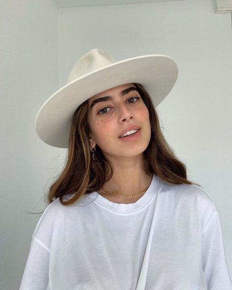 Fedora Aesthetic, Fedora Hat Style, Womens Fedora Hat, Hats Cowboy, Hat Aesthetic, Womens Fedora, Natural Glowy Makeup, Flat Caps, Bridal Hat