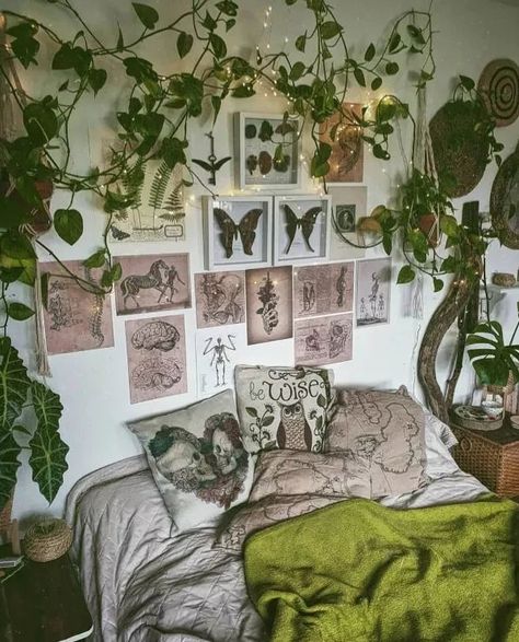 Naturecore Aesthetic Room, Room Ideas Forest Aesthetic, Earthcore Room, Fair Core Room, Room Inspo Nature, Gremlin Core Bedroom, Naturecore Room, Earthcore Bedroom, Goblin Core Room Decor Ideas