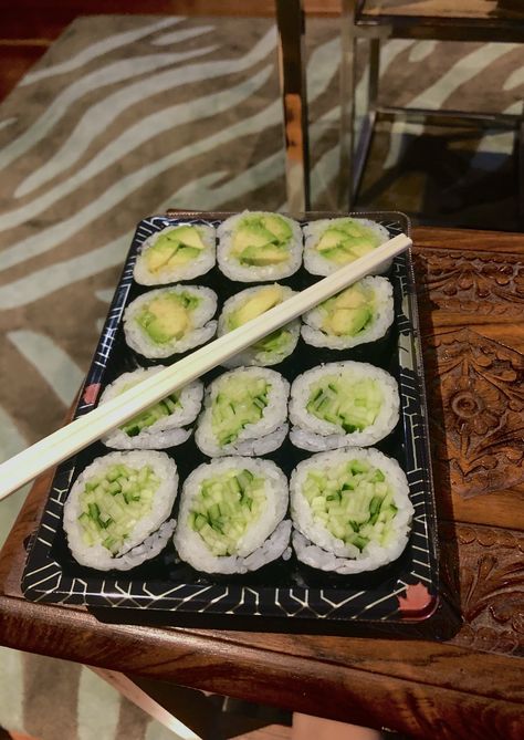 Avocado And Cucumber Sushi Rolls, Avocado Sushi Aesthetic, Sushi With Cucumber, Yummy Food Aethstetic, Cucumber Rolls Sushi, Avocado Rolls Sushi, Avocado Cucumber Sushi, Avocado Sushi Roll, Sushi Cucumber