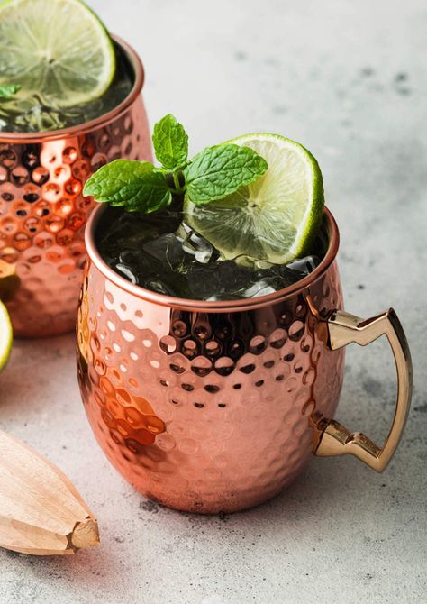 It's crispy, fizzy, and easy to whip together a Moscow Mule recipe at home! This simple recipe includes ways to make it sugar-free or with ginger beer or ginger ale! #moscowmule #moscowmulerecipe #gingerbeer #variations #drink #cocktail #recipe | Recipe at Delightful Mom Food Cocktail Moscow Mule, Moscow Mule Drink Recipes, Ginger Ale Drinks, Vodka Recipes Drinks, Girly Drinks, Moscow Mule Cocktail, Moscow Mule Recipe, Vodka Lime, Mule Cocktail