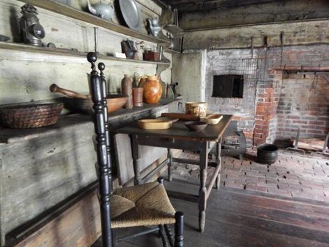 10. The Fairbanks House, Dedham Farmhouse Parlor, Historic Home Decor, Colonial Kitchens, Primitive Dining Room, Primitive Dining Rooms, England Winter, Primitive House, Primative Decor, Country Dining Rooms