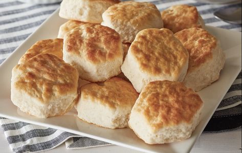 Cracker Barrel Biscuit Recipe, Cracker Barrel Biscuits, Cracker Barrel Restaurant, Cracker Barrel Copycat Recipes, Cracker Barrel Fried Apples, Cracker Barrel Recipes, Sausage Gravy And Biscuits, Flaky Biscuits, At The Restaurant