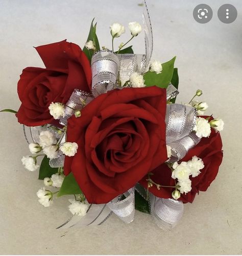 Prom Corsage Red, Diy Wrist Corsage, Red Corsages, Rose Wrist Corsage, Prom Flowers Corsage, Homecoming Flowers, Prom Corsage And Boutonniere, Homecoming Corsage, Diy Corsage