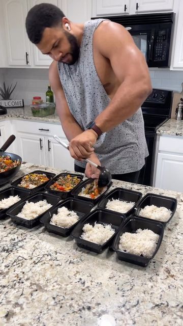 Jeffrey Harris on Instagram: "Meal prep Sunday 👨🏽‍🍳 - overnight oats, ground turkey bowls, & fruit for the week🍓🫐✅ #mealprep #highprotein #flavorgod" Healthy Lunch Meal Prep Ground Turkey, Meal Prep For The Week Turkey, Man Meal Prep, Meal Prep With Turkey Meat, Meal Prep Ground Turkey Recipes, Ground Turkey Bowls Meal Prep, Meal Prep Fruit For The Week, Jeff Harris Meal Prep, Jefe Harris Meal Prep