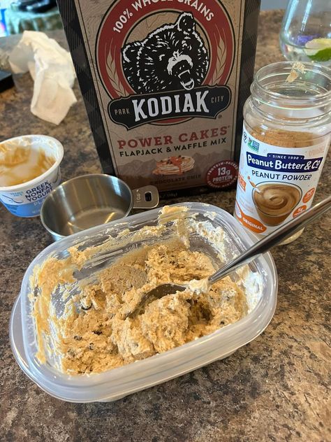 Greek Yogurt Cookies, Kodiak Cakes Recipe, Protein Chocolate Chip Cookies, Peanut Butter Protein Cookies, Healthy Protein Snacks, Protein Treats, Weight Watchers Recipes, Ww Desserts, Protein Powder Recipes