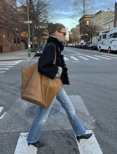 Amelie Moosgaard Style, Cecile Moosgaard, Scandinavian Fashion Summer, Scandinavian Fashion Women, Thrift Style, Scandinavian Fashion, Vintage Thrift, Fall Winter Wardrobe, Minimal Outfit