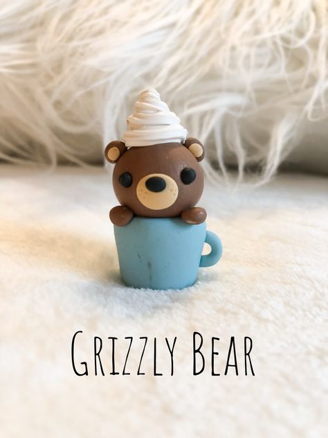 Polymer clay bear in a cup with whipped cream Polymer Clay Crafts For Beginners Easy, Bear Clay Art, Cute Easy Clay Ideas, Cute Polymer Clay Animals, Polymer Clay Bear, Bear Polymer Clay, Bear Clay, Christmas Polymer Clay, Clay Gifts