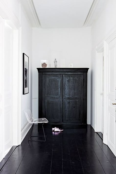 Black Floorboards, Dark Floors, Black And White Interior, Dark Wood Floors, Black Floor, Black Furniture, Wooden Floor, Painted Floors, Style At Home