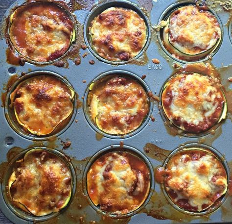 These Zucchini Lasagna Cups are a fun gluten free dish that has all the taste of traditional lasagna using zucchini instead of pasta. Mini Zucchini Lasagna, Zucchini Lasagna Muffin Tin, Keto Lasagna Zucchini, Zucchini Lasagna Bites, Zucchini Lasagna Recipe, Lasagna Bites, Lasagna Cupcakes, Zucchini Cups, Lasagna Cups