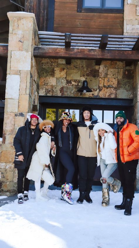 Snow Tubing Outfit For Black Women, Cabin Trip Black People, Couples Cabin Trip, Girl Snowboarding Outfits, Cabin Trip Outfit, Birthday Ski Trip, Big Bear Trip, Ski Resort Outfit, 21st Birthday Trip