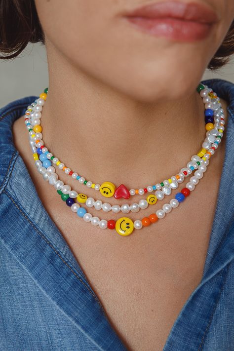 Pearl Necklace With Colorful Beads, Necklace Making Ideas Inspiration, Layered Necklace Beads, Colourful Beaded Necklace, Beaded Charm Necklace, Smiley Jewelry, Small Beads Necklace, Funky Necklaces, Smiley Necklace