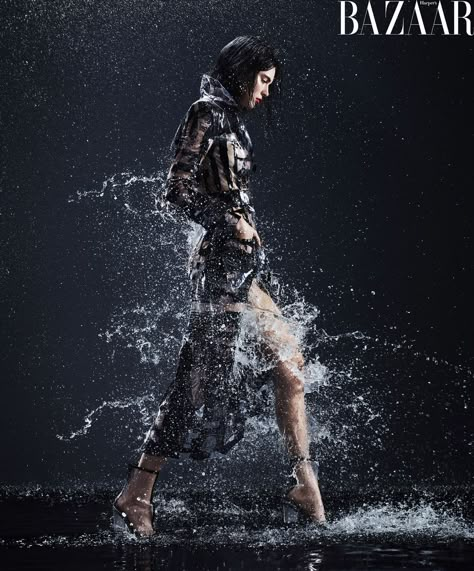 Rain Fashion Shoot, Kendall Jenner Interview, Harpers Bazaar Covers, Water Fashion, Rain Fashion, Rain Photo, Kylie Jenner Outfits, Studio Photoshoot, Jenner Outfits