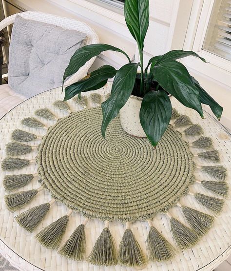 Table Mate Ideas, Macrame Table Decor, Diy Easy Macrame, Mate Idea, Macrame Carpet, Diy Macrame Earrings, Easy Macrame, Macrame Table, Decorative Knots