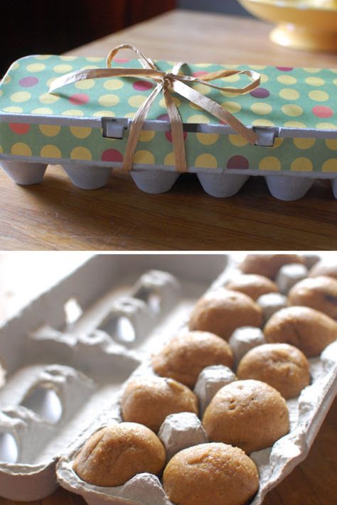 Make a special gift without spending much. Bake mini muffins and use an egg carton to wrap them! It's simple, yet so thoughtful! Read our post for more ideas to recycle egg cartons! Egg Carton Easter Gifts, Painted Egg Cartons, Egg Carton Uses, Diy Sock Toys, Dollar Store Organization, Recycled Tin Cans, Recycled Plastic Bags, Egg Cartons, Everything Diy