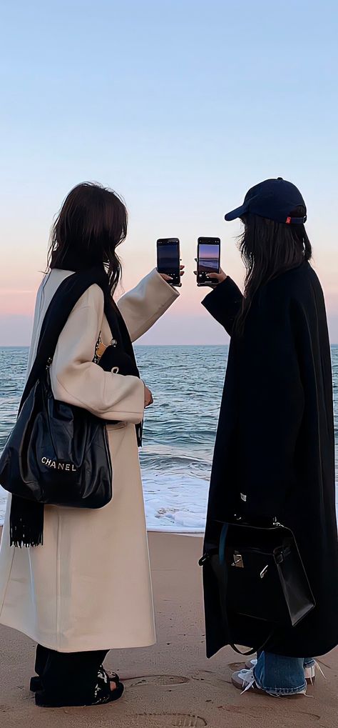 Female Besties Aesthetic, Sisters Aesthetic Faceless, Bestfriendgoals Photo Ideas, Duo Pics Aesthetic, 2 Besties, Korean Friends, Friendship Photoshoot, Female Friendship, Bff Photoshoot Poses