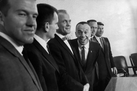 (L-R) Six of the original seven Project Mercury astronauts: Gordon Cooper, Deke Slayton, John Glenn, Alan Shepard, Scott Carpenter and Wally Schirra, press conference, 1961. Mercury Astronauts, Gus Grissom, Project Mercury, Nasa History, John Glenn, Vintage Nasa, Science Space, Retro Photos, Space Astronaut