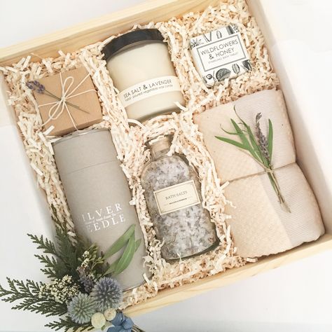 Custom birthday gift box from Loved and Found. Curated gift box for her. Bridesmaid gift Lilin Aroma, Săpunuri Handmade, Soya Mumu, Wedding Gifts For Friends, Custom Birthday Gifts, Gift Box Design, Flower Inspiration, Lovely Lavender, Wedding Flower Inspiration