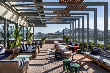 Portfolio Rooftop Bar Design, Roof Top Cafe, Rooftop Restaurant Design, Restaurant Exterior Design, Roof Truss Design, Restaurant Exterior, Terrace Restaurant, Cafe Terrace, Outdoor Cafe