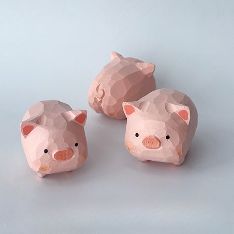 Elevate your office or home decor with the Gohobi Handcrafted Wooden Pig Ornament. This exquisite wood carving depicts a cute and charming pig, perfect for adding a touch of elegance to your desk or bookshelf. Each piece is handmade with solid wood, making it a unique and thoughtful gift for any occasion. Let it bring joy and a sense of tranquility to any space. Approx. 4.5 cm x 3.5 cm x 4 cm, this diminutive, handcrafted decoration stands resplendent with its petite size. The price listed is fo Wood Figures Carving, Wood Carving Beginner, Easy Wood Carving, Wood Carving Ideas, Clown Crafts, Wood Pig, Easy Clay Sculptures, Carved Wooden Animals, Pig Sculpture