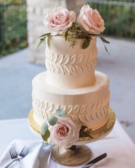 Celebrating Life Cakes on Instagram: "So happy to see big weddings happening again.... . . . #julianoackphotography #stlweddings #fondantweddingcake" Simple 2 Tier Wedding Cake, Two Tiered Birthday Cake, Tiered Birthday Cake, Individual Pies, Dessert Shots, Chocolate Strawberry Cake, Cake Boutique, Two Tier Cake, Fondant Wedding Cakes