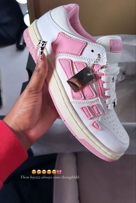 Cute Designer Shoes, Pink Off White Shoes Outfit, Pink Designer Shoes, Birthday Wishlist Ideas, Designer Sneakers Women, Diy Lashes, Birthday Shoes, Pretty Sneakers, Trendy Shoes Sneakers