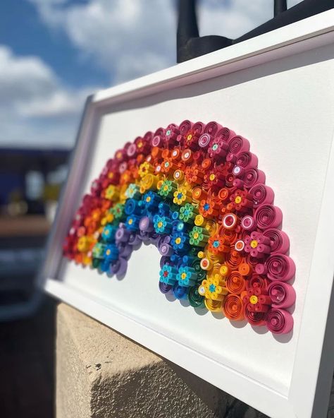 Handmade Cards Of The Day on Instagram: “Reposted from @colonnaromano #raimbow #arcoiris #cor #amor #instacool #instaraimbow #rainbowlovers #lgbt #maiscorporfavor #fun #instafunny…” Quilling Frames, Quilling Arts, Paper Layering, Psychology Studies, Paper Quilling Cards, Finger Art, Quilling Work, Quilling 3d, Quilling Ideas