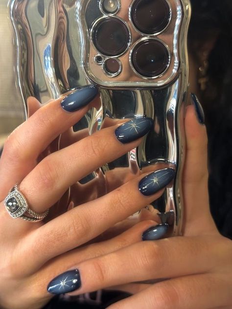 Cool Aura Nails, Dark Gel Nails Ideas, Trendy 2024 Nails, Gel Nail Designs 2024, Short Dark Nails Ideas, Fall Dark Nails, Short Nails Dark, Aura Nails With Chrome, Dark Blue Nail Art Designs