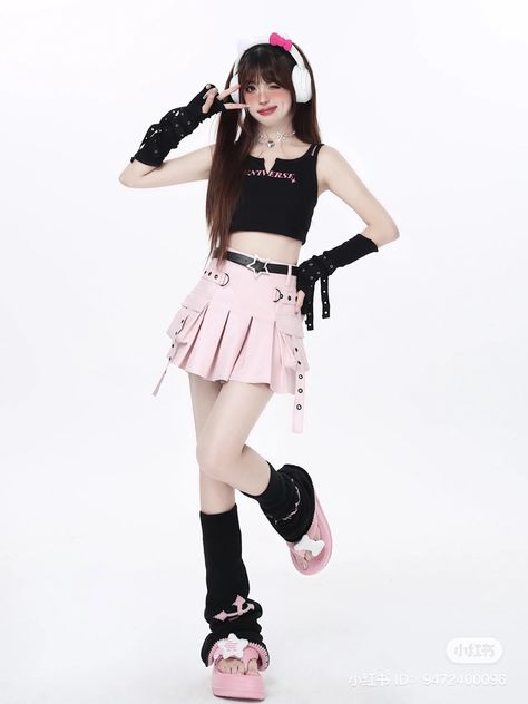 K Pop Idol Outfits Female, Pop Star Pose Reference, K Pop Poses, Popstar Aesthetic Outfits, Pop Star Pose, Kpop Poses Reference, Pop Star Outfit Ideas, Kpop Idol Photoshoot, Y2k Popstar Outfit