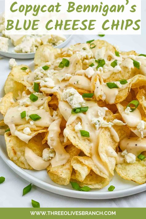 These Copycat Bennigan's Blue Cheese Chips are a delicious, cheesy snack or appetizer recipe inspired by the restaurant. Kettle chips are topped with a creamy cheese sauce, blue cheese, and green onions. Copycat Recipes Desserts, Kettle Cooked Chips, Italian Recipes Appetizers, Healthy Party Snacks, Creamy Cheese Sauce, Restaurant Appetizers, Cheesy Snack, Blue Cheese Sauce, Cheese Chips