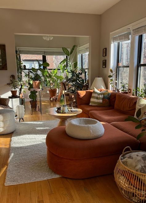 Chicago Apartment Tour Brimming with Plants and Thrifted Finds New York Style Apartment Living Room, Goodwill Finds Thrifting Home Decor, Brooklyn Apartment Aesthetic, Apartment Decorating Vintage, Appartement Aesthetic, Thrifted Apartment, Hipster House, Artistic Apartment, Anthropologie Living Room