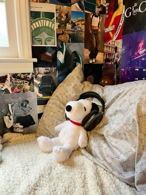 Snoopy Girl Aesthetic, Snoopy Room Decor, Snoopy Bed, Snoopy With Headphones, Bed Plushies, Snoopy Bedroom, Snoopy Pillow, Snoopy Decor, Snoopy Aesthetic