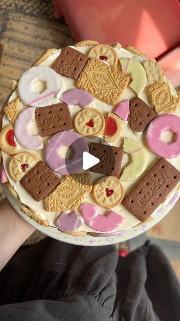 Party Ring Cake, Jammy Dodger Cake, Dodgers Cake, Mosaic Cake, Recipes Biscuits, Custard Creams, Bourbon Biscuits, Jammy Dodgers, Ring Cake