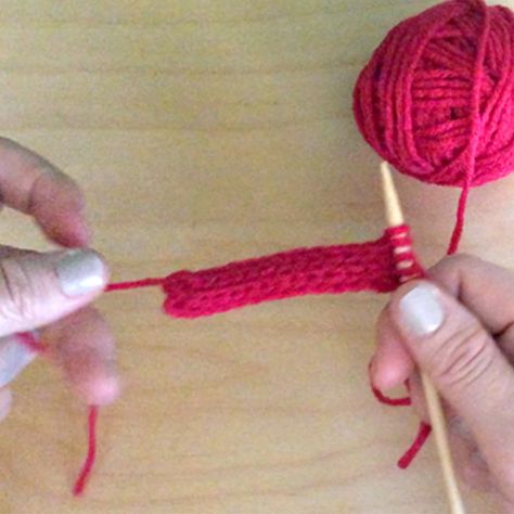 Knitting Lessons: How to Knit an I-Cord with Studio Knit Make One Knitting, Changing Colors In Knitting, Knitting Increase, Knitted Poppies, Knit Stitches For Beginners, Casting Off Knitting, Celtic Heart Knot, Cast On Knitting, Double Pointed Knitting Needles